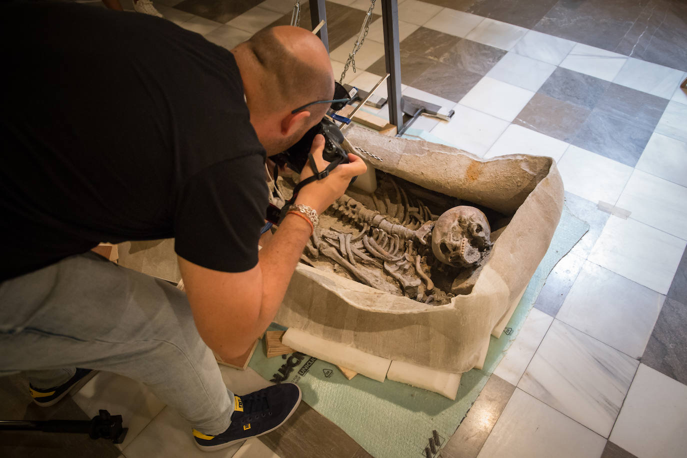 Fotos: Descubrimos el contenido del sarcófago de Granada: el romano que había dentro