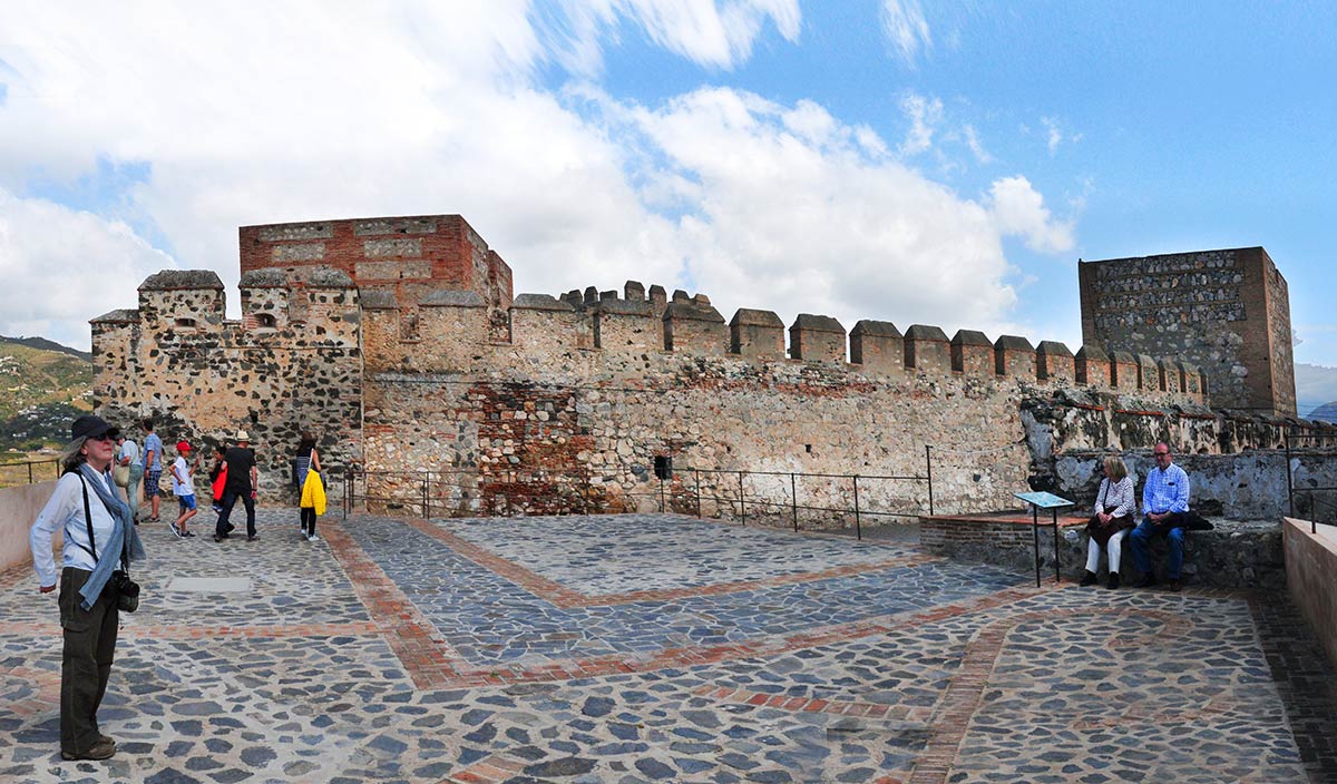 Castillo de Salboreña. Sobre picachos, acantilados e islas desaparecidas, seis fortalezas defendieron la costa de Granada, una ruta de este a oeste, desde Castillo de Huarea a La Rábita, Castillo de Baños, Castell de Ferro, Salobreña y Almuñécar