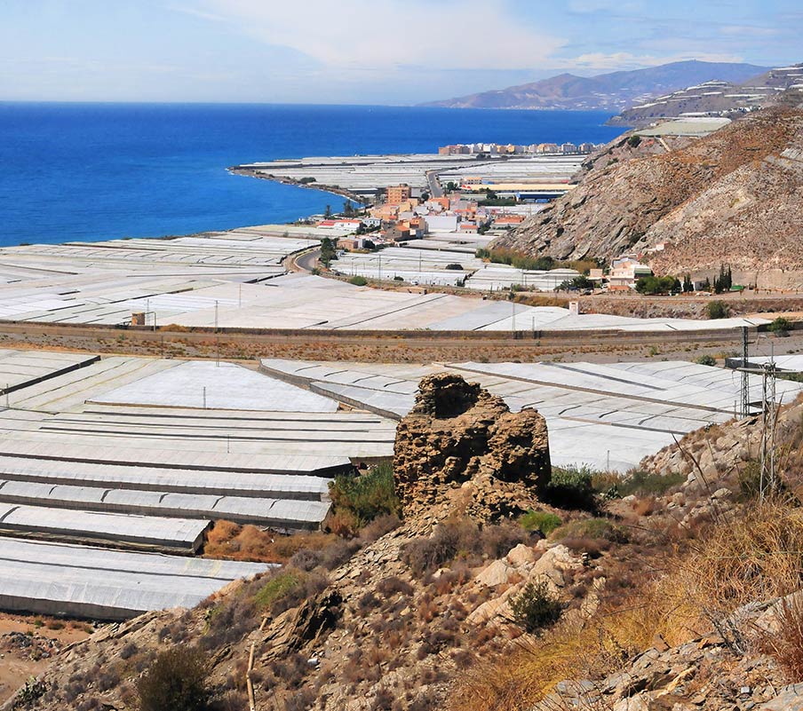 Restos del castillo de Huarea. Sobre picachos, acantilados e islas desaparecidas, seis fortalezas defendieron la costa de Granada, una ruta de este a oeste, desde Castillo de Huarea a La Rábita, Castillo de Baños, Castell de Ferro, Salobreña y Almuñécar