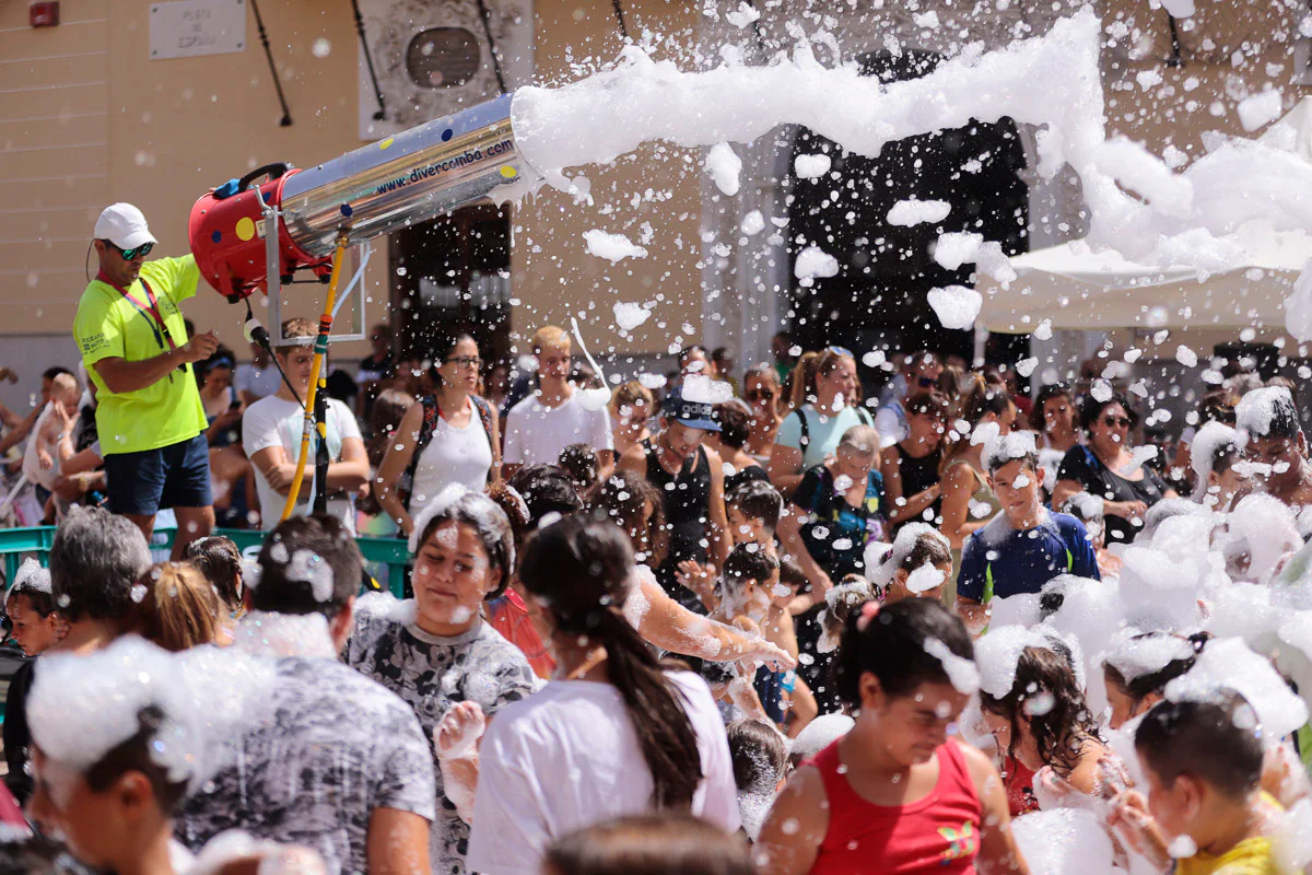 Diversión y agua para refrescar los festejos de la costa motrileña.