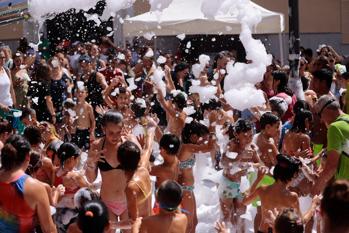 Diversión y agua para refrescar los festejos de la costa motrileña.