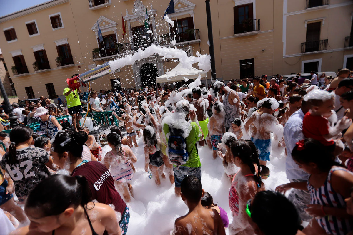 Diversión y agua para refrescar los festejos de la costa motrileña.