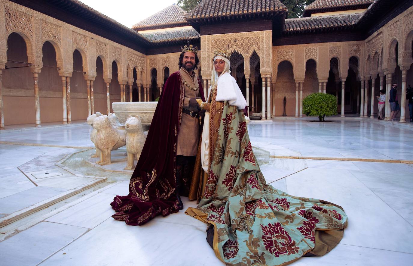 6. La Alhambra: en 2013 la ciudad acogió el rodaje de la exitosa serie 'Isabel' para recrear el momento en el que los Reyes Católicos toman Granada. Michelle Jenner y Rodolfo Sancho pudieron acceder al Patio de los Leones de la Alhambra para grabar algunas escenas, y la Carrera del Darro se convirtió en el escenario de la expulsión de los judíos.