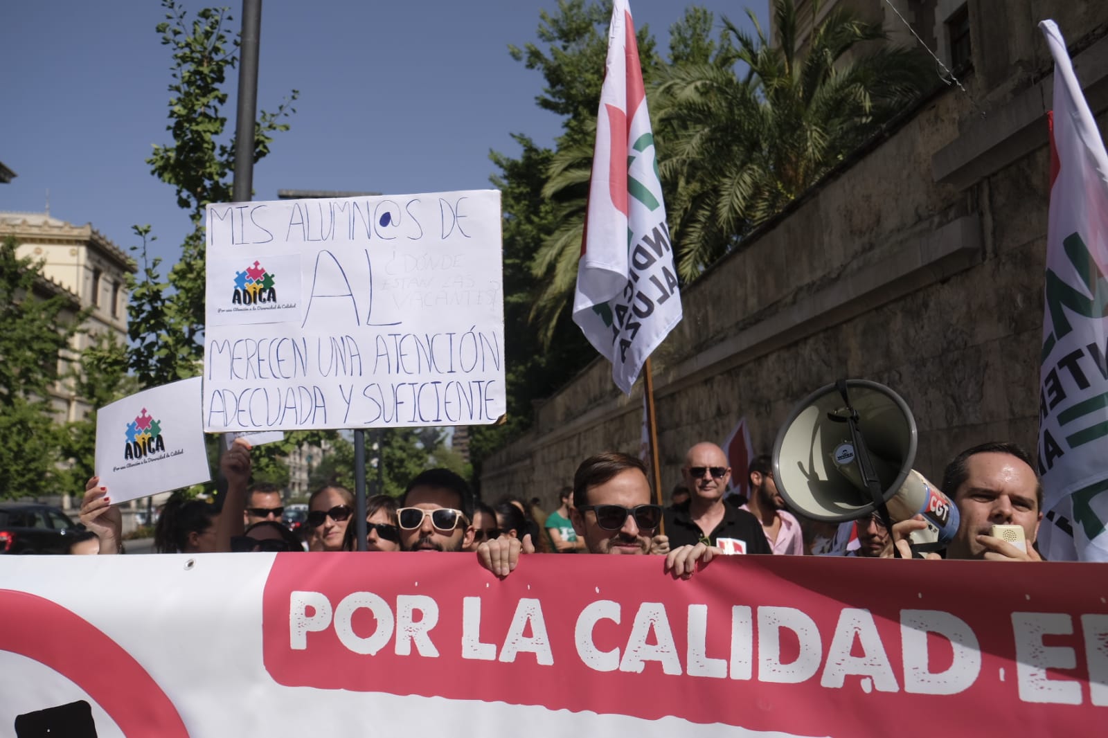 Cerca de 40 personas se han dado cita en la puerta de la Delegación Territorial de Educación para protestar contra la reducción de vacantes ofrecidas para docentes interinos