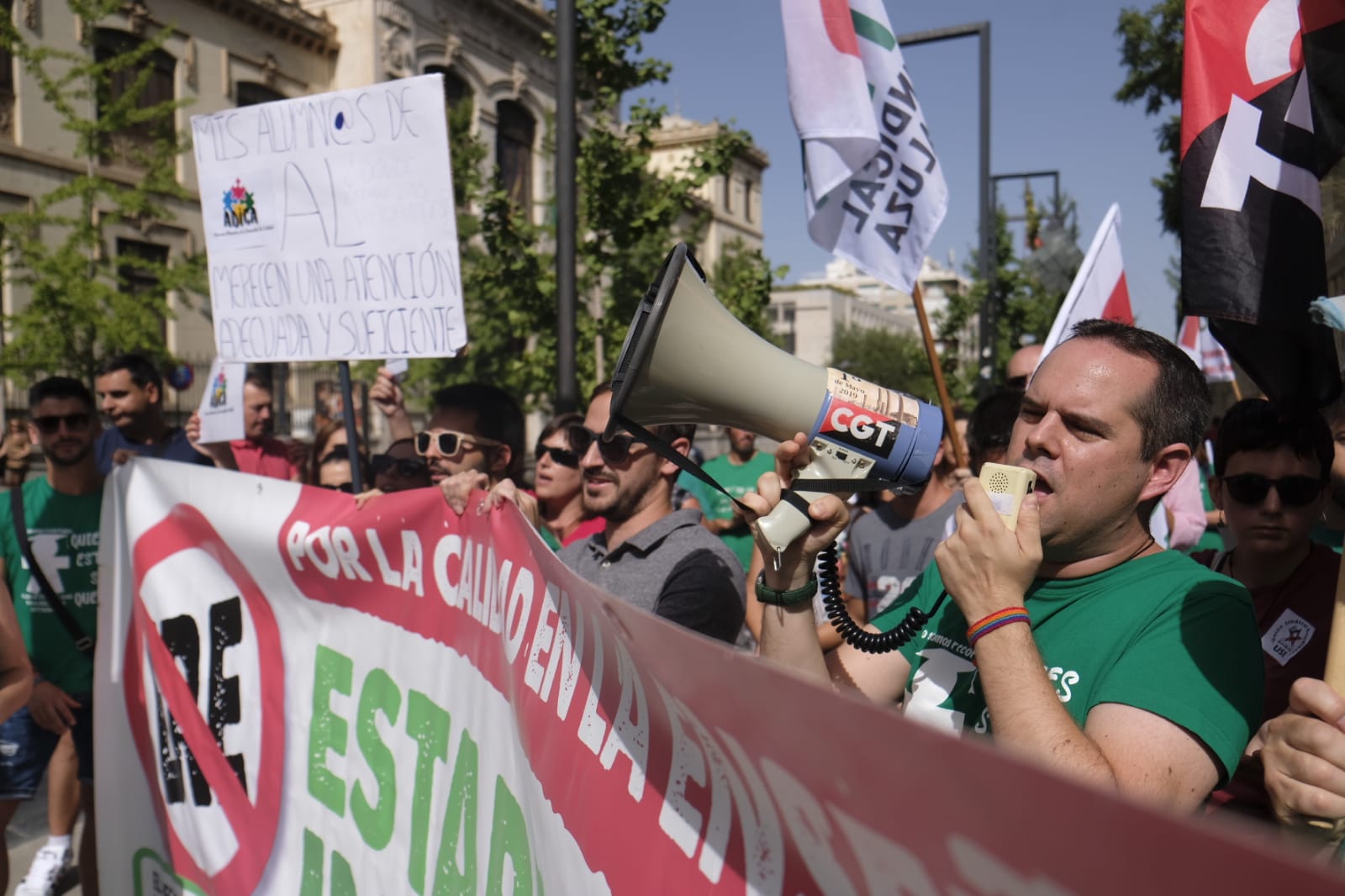 Cerca de 40 personas se han dado cita en la puerta de la Delegación Territorial de Educación para protestar contra la reducción de vacantes ofrecidas para docentes interinos
