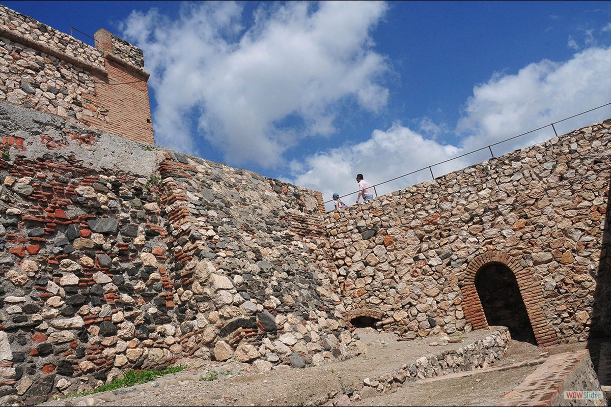 Castillo de Salobreña. Sobre picachos, acantilados e islas desaparecidas, seis fortalezas defendieron la costa de Granada, una ruta de este a oeste, desde Castillo de Huarea a La Rábita, Castillo de Baños, Castell de Ferro, Salobreña y Almuñécar