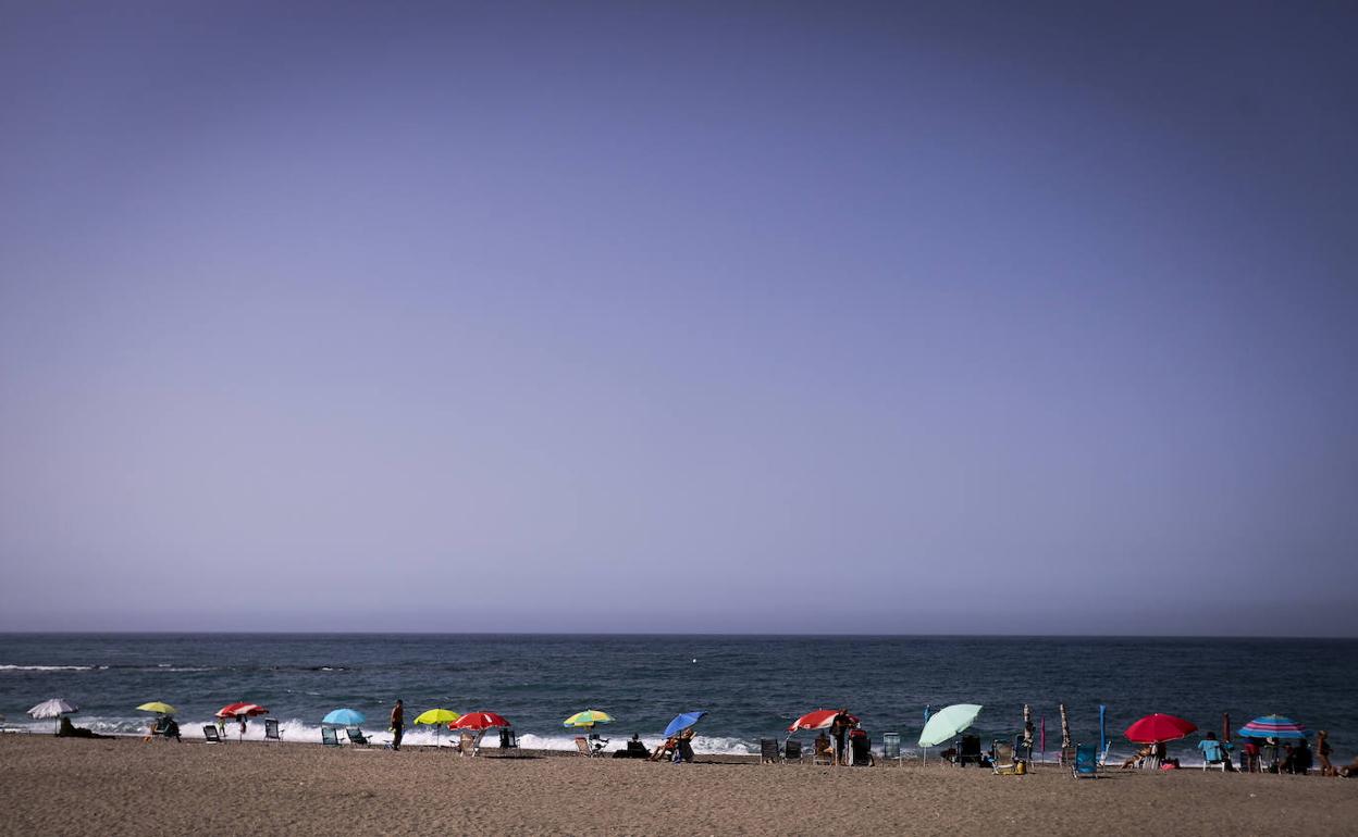 Playas de Granada: El oleaje obliga a sacar la bandera amarilla
