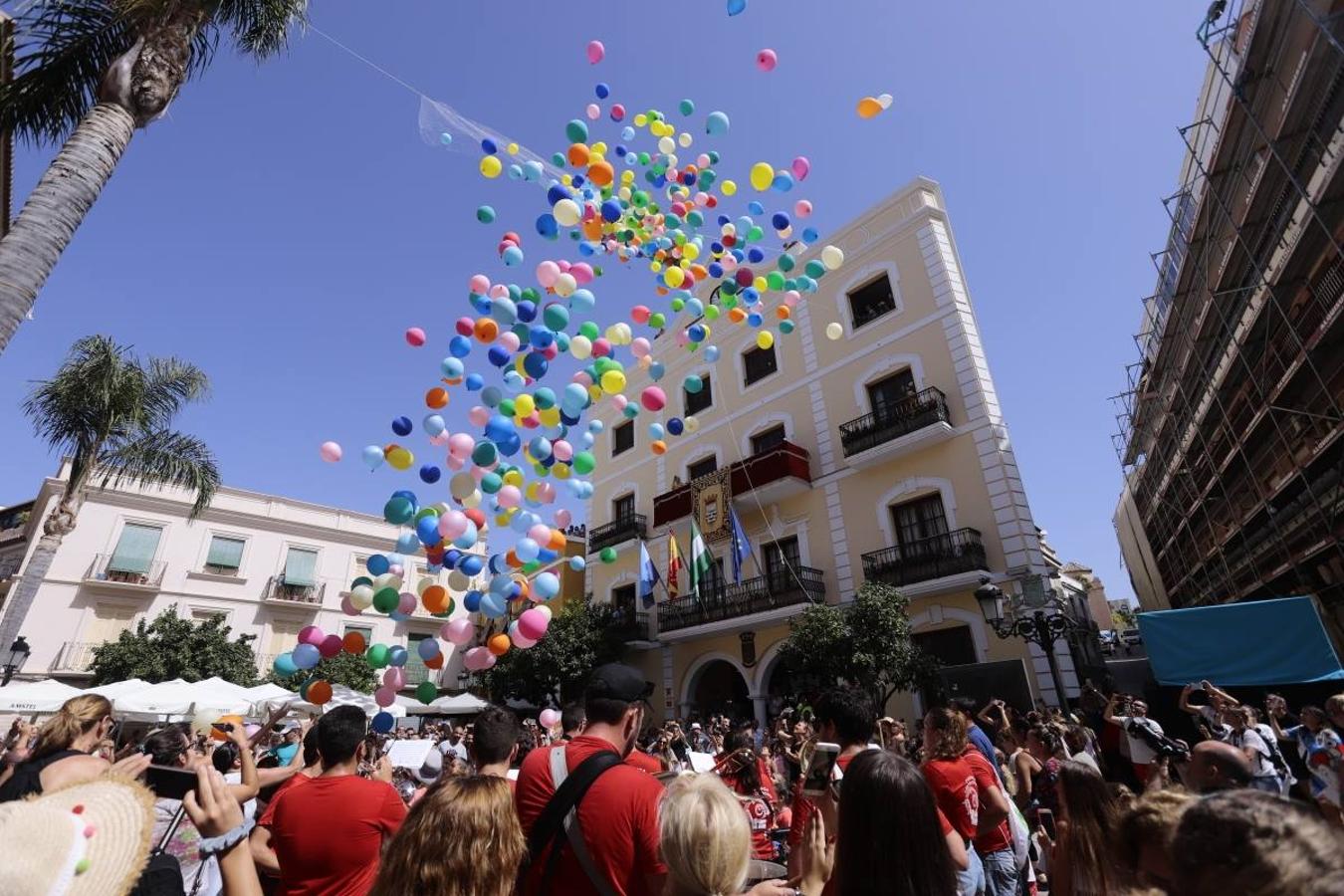 El municipio sexitano da el pistoletazo de salida a sus fiestas con la suelta de 1.000 globos biodegradables