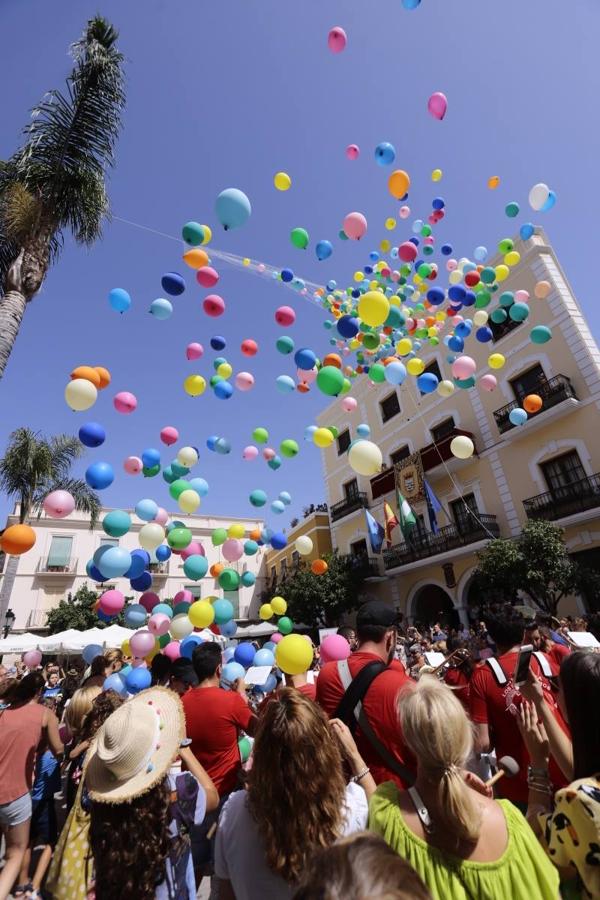 El municipio sexitano da el pistoletazo de salida a sus fiestas con la suelta de 1.000 globos biodegradables