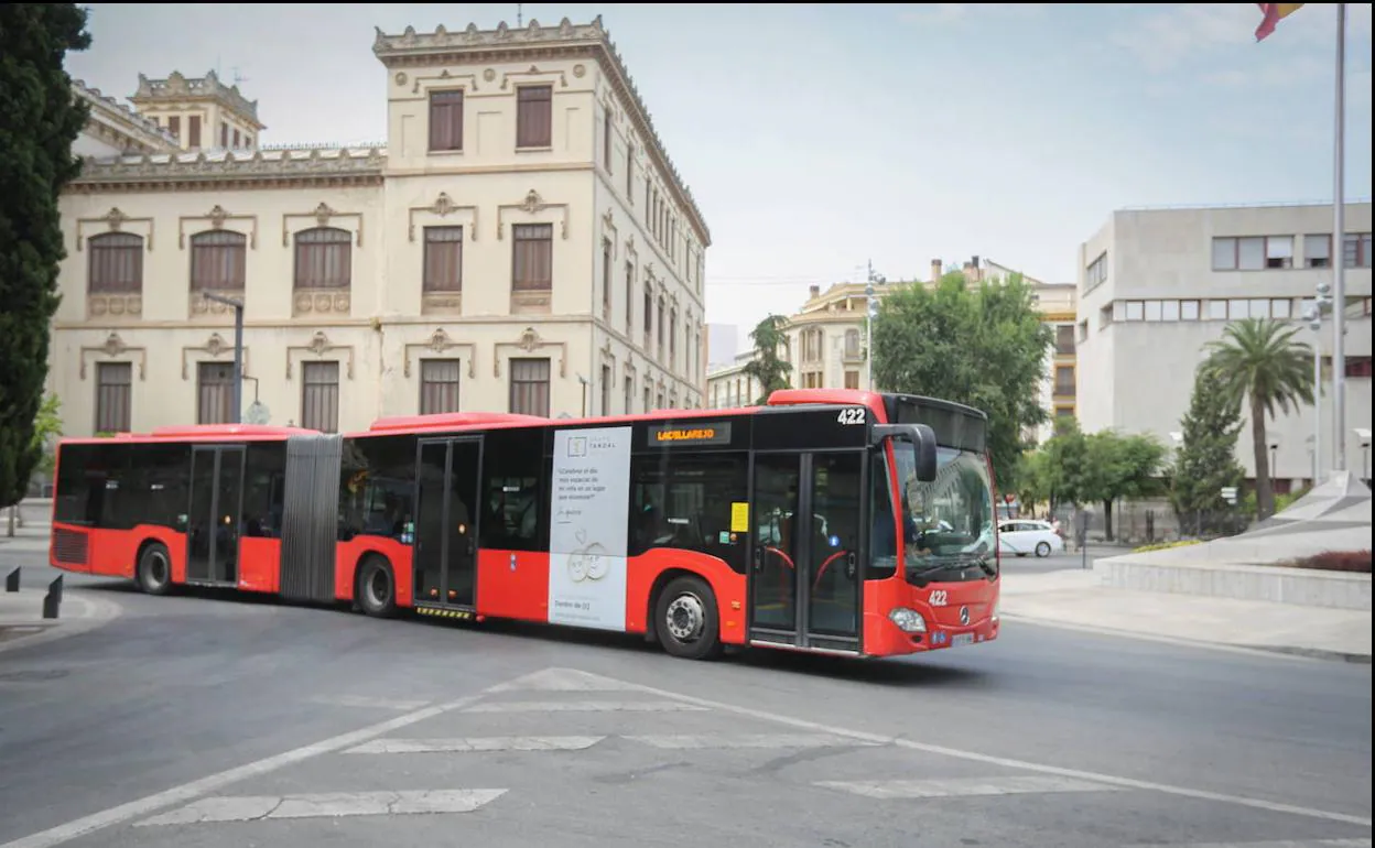 Polémica con los autobuses en Granada: denuncian que Rober suprima tres líneas en agosto