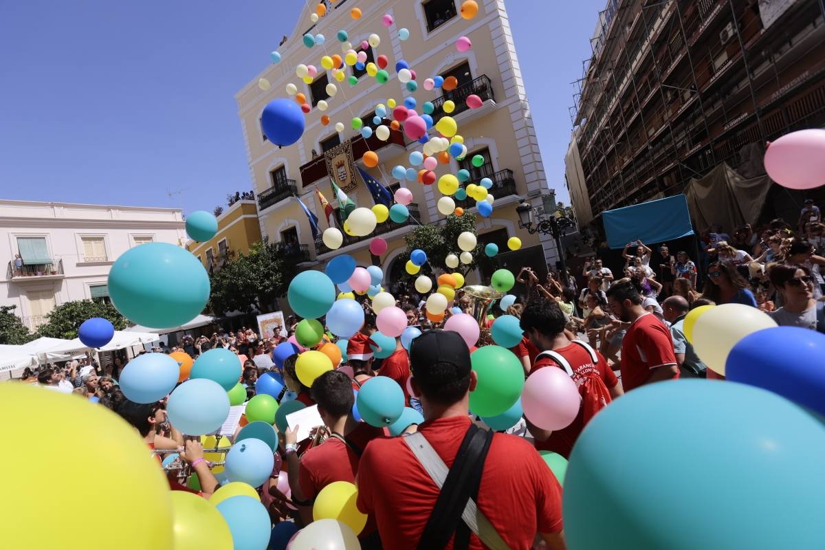 El municipio sexitano da el pistoletazo de salida a sus fiestas con la suelta de 1.000 globos biodegradables