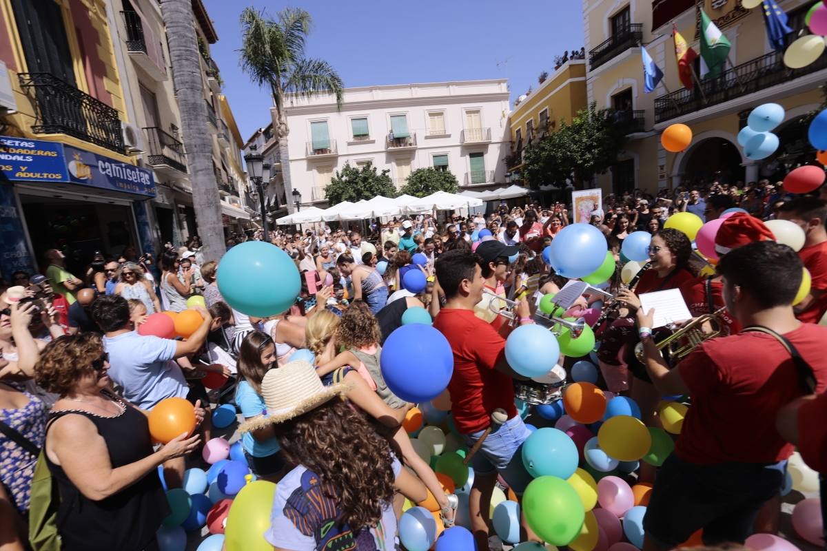 El municipio sexitano da el pistoletazo de salida a sus fiestas con la suelta de 1.000 globos biodegradables