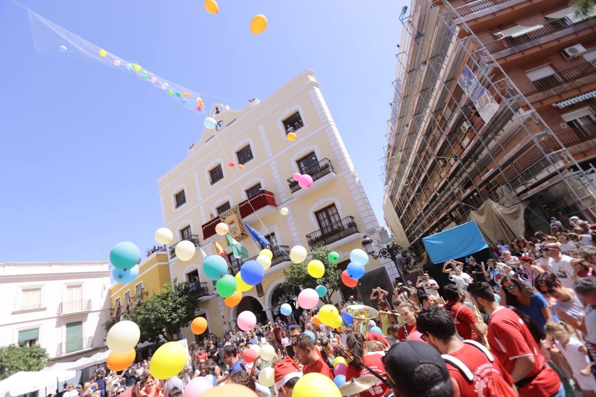 El municipio sexitano da el pistoletazo de salida a sus fiestas con la suelta de 1.000 globos biodegradables