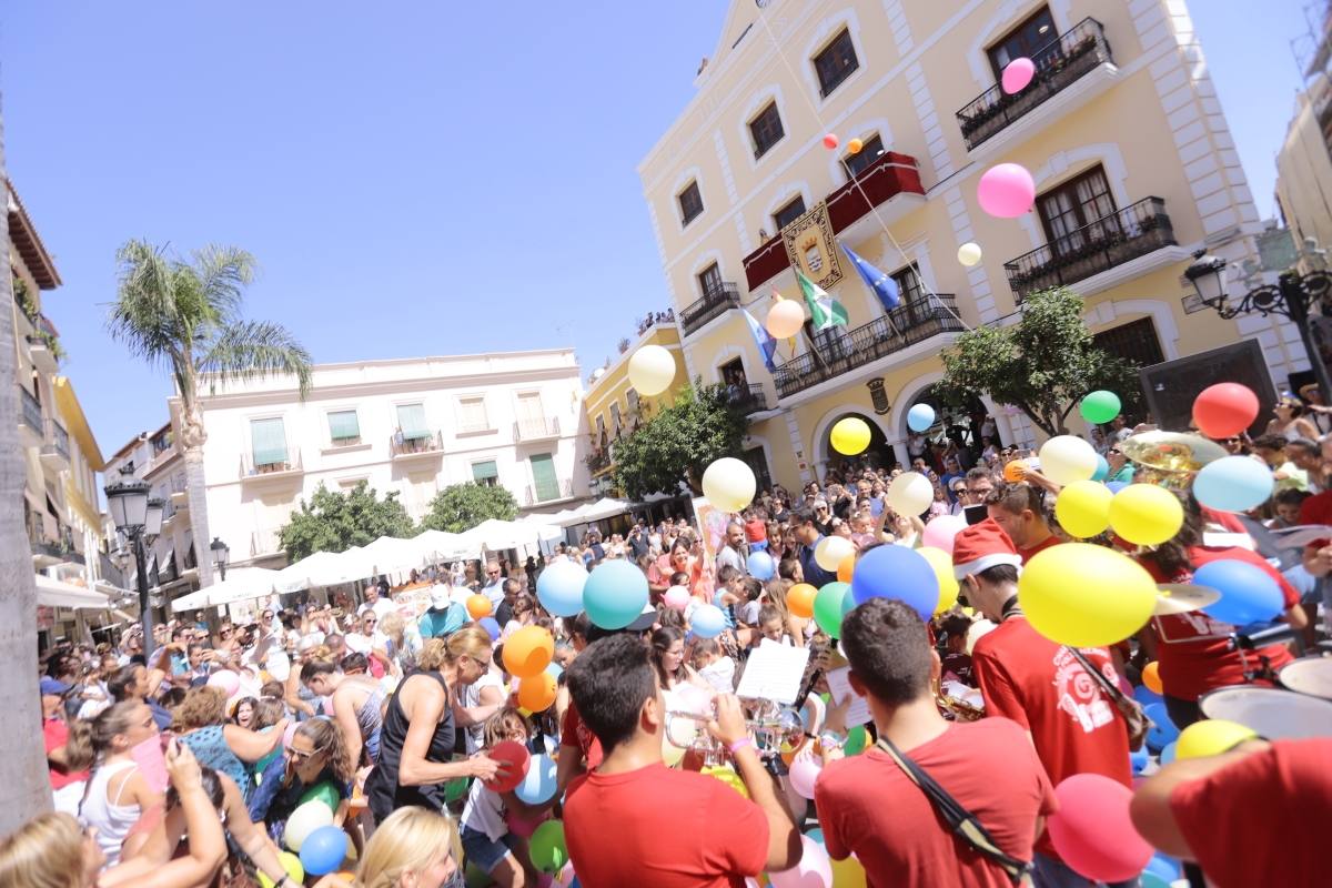 El municipio sexitano da el pistoletazo de salida a sus fiestas con la suelta de 1.000 globos biodegradables