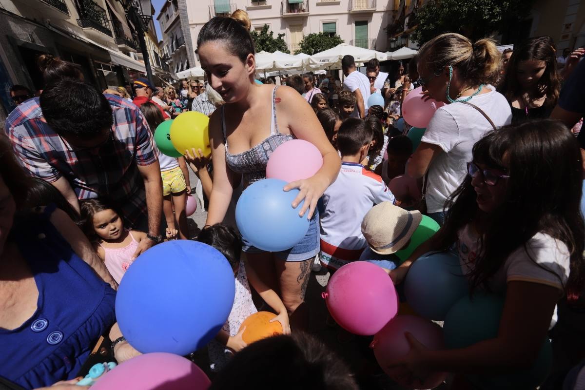 El municipio sexitano da el pistoletazo de salida a sus fiestas con la suelta de 1.000 globos biodegradables