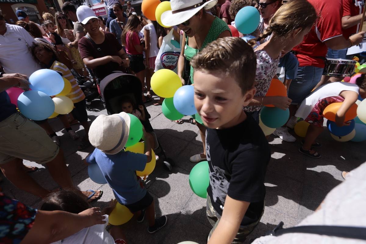 El municipio sexitano da el pistoletazo de salida a sus fiestas con la suelta de 1.000 globos biodegradables