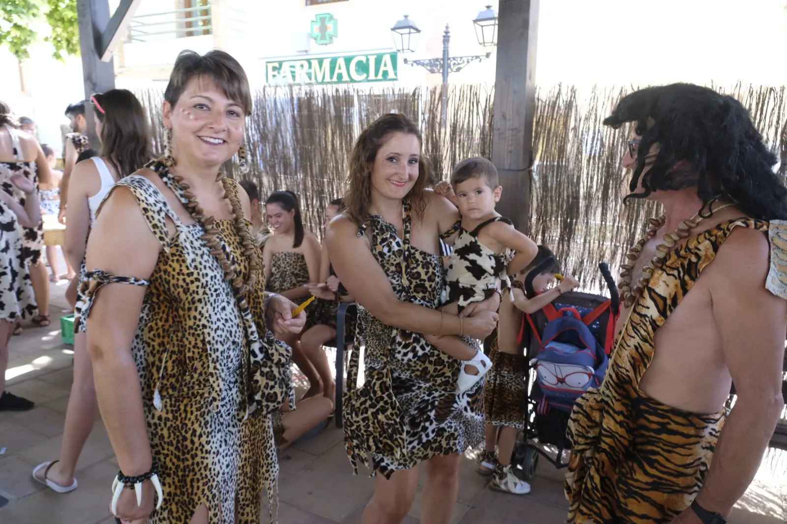 Talleres, visitas teatralizadas, coreografías y una barbaoca troglodita animan la fiesta en la localidad granadina