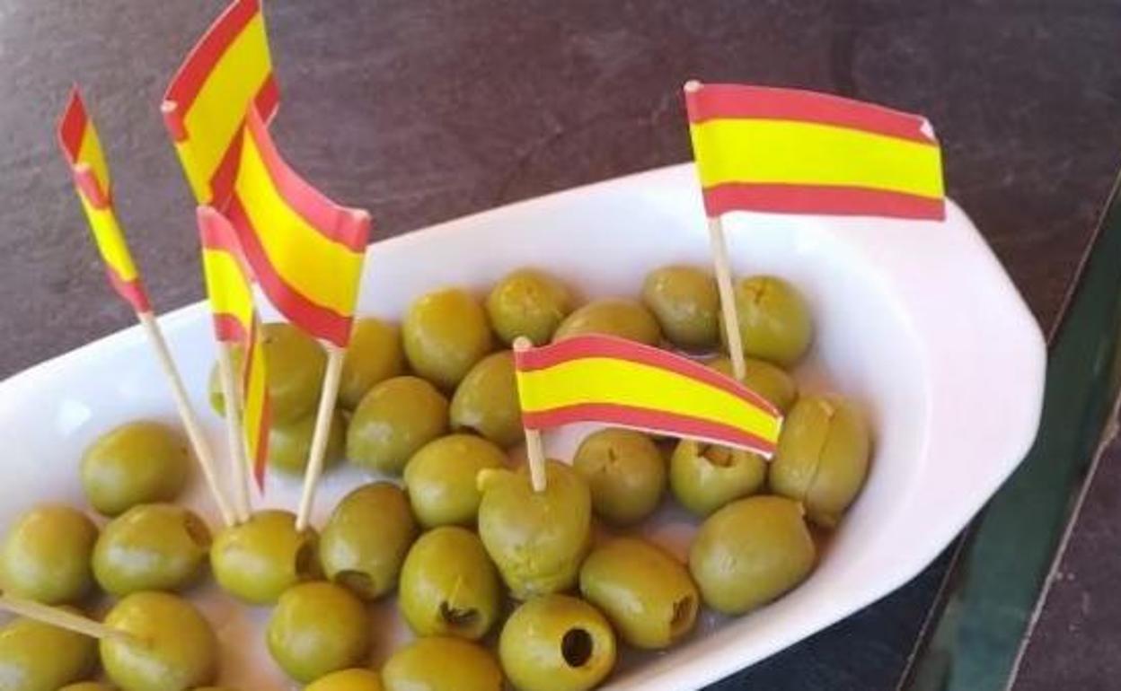 Aceitunas con palillos con la bandera de España. 