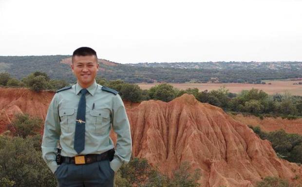 Orgullo. El agente Li está muy orgulloso de vestir el uniforme de la Guardia Civil, un cuerpo militar que siente como su familia. 