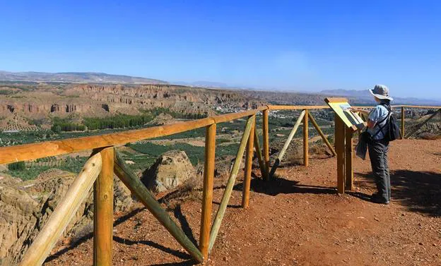 Imagen principal - Mirador del Fin del Mundo, acceso desde Beas de Guadix; al mirador en familia 