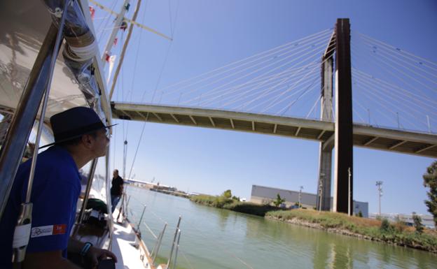 El 'Pros' de la Asociación de Amigos de Grandes Navegantes y Exploradores Españoles surcando el Guadalquivir.