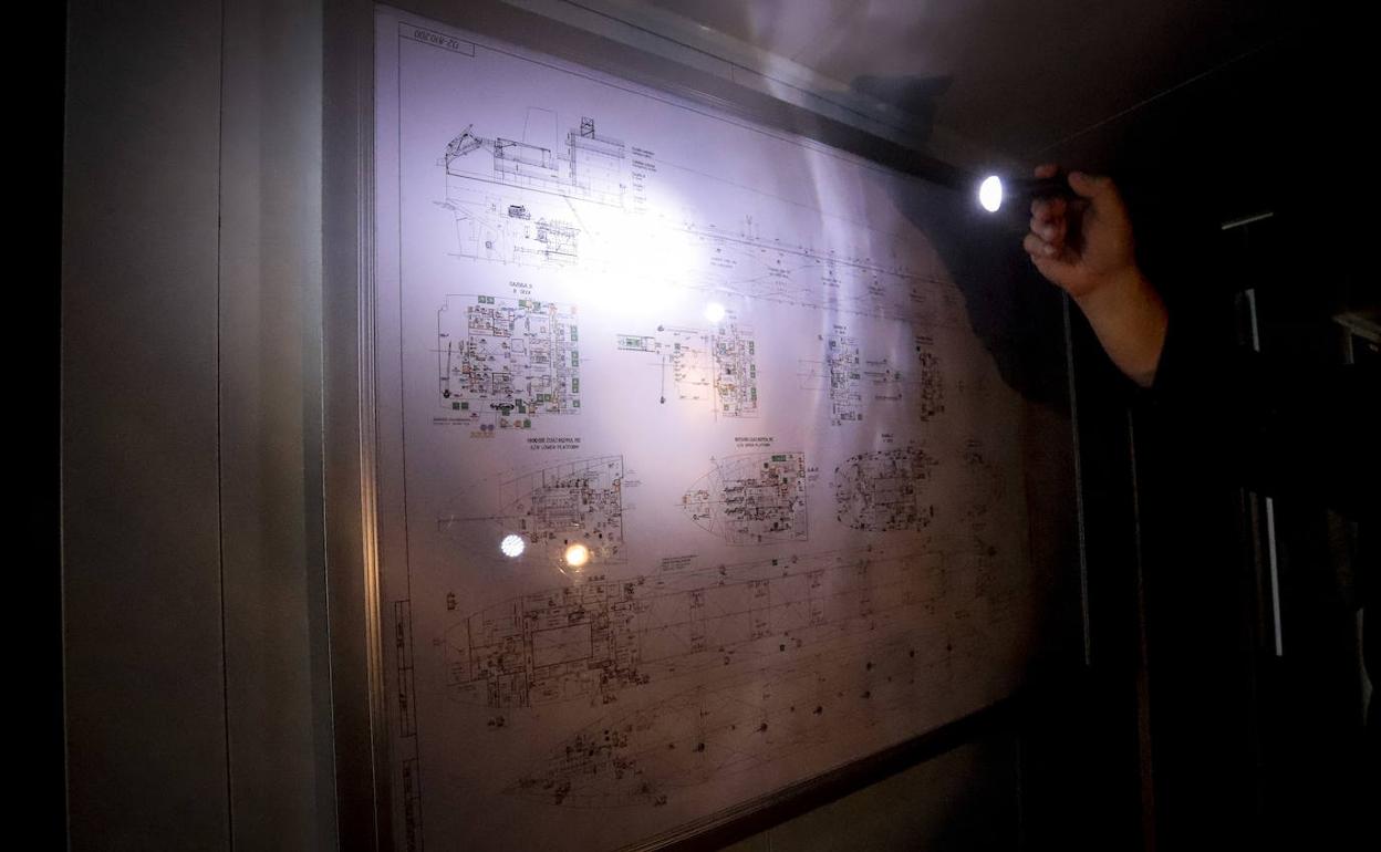 Los 15 tripulantes están a oscuras y escasean los alimentos