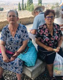 Imagen secundaria 2 - El matrimonio formado por Pilar y Pepe, gran dependiente en la imagen de arriba. Abajo, Emilia y Carmen y Conchi y Rosa, participando en la protesta en el mirador de San Nicolás. 