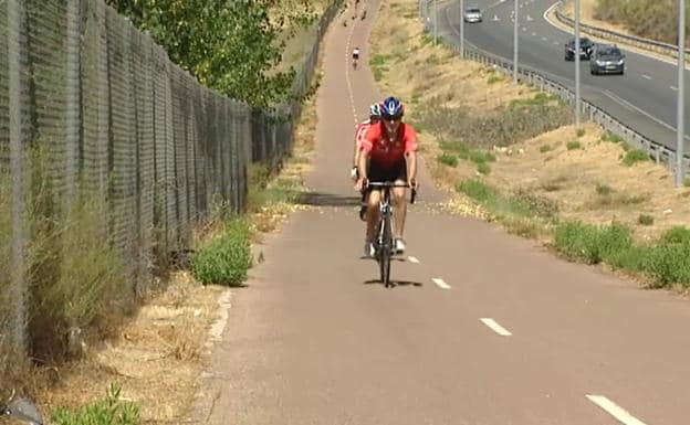 Circula con su coche a 80 km/h por el carril bici durante varios kilómetros huyendo de la Guardia Civil