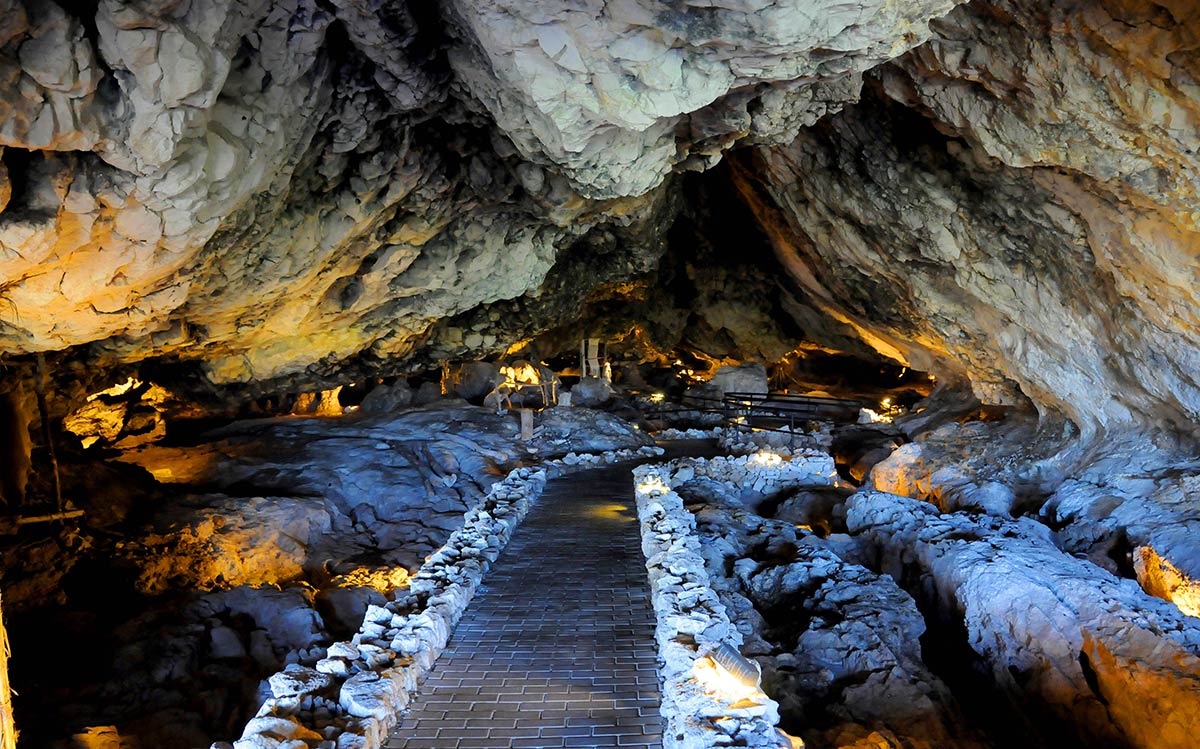 Cueva de las Ventanas. Píñar. Conoce los parajes de la provincia de Granada que poseen la categoría de Monumento Natural, rutas y detalles para conocer 'malas tierras', cascadas, nacimientos, cuevas y hasta peñones en el mar, espacios únicos reconocidos y catalogados 