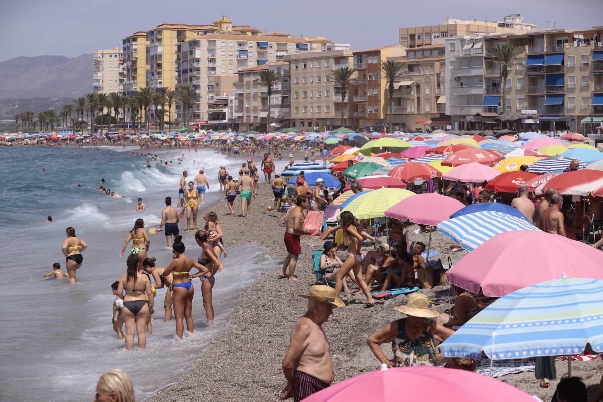 Fotos: Domingo de playa por todo lo alto en la Costa granadina