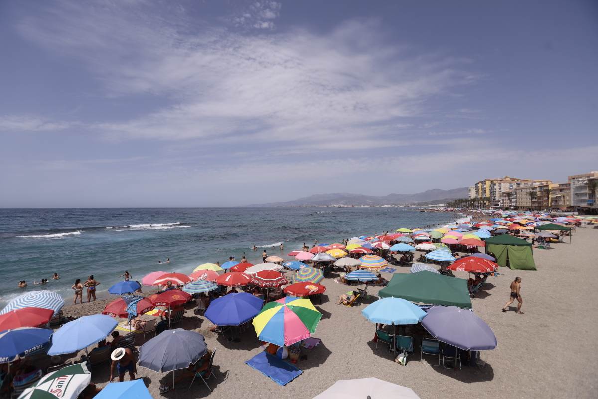 Fotos: Domingo de playa por todo lo alto en la Costa granadina