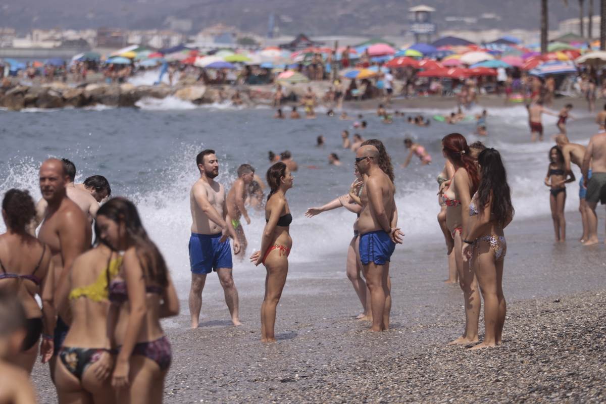 Fotos: Domingo de playa por todo lo alto en la Costa granadina