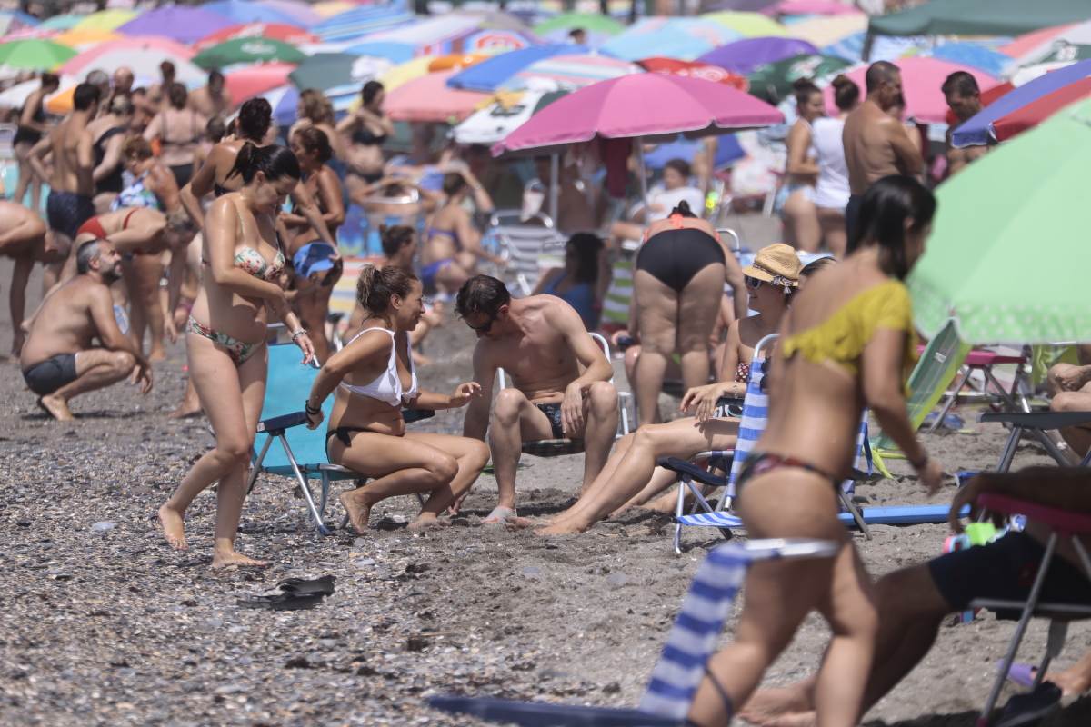 Fotos: Domingo de playa por todo lo alto en la Costa granadina