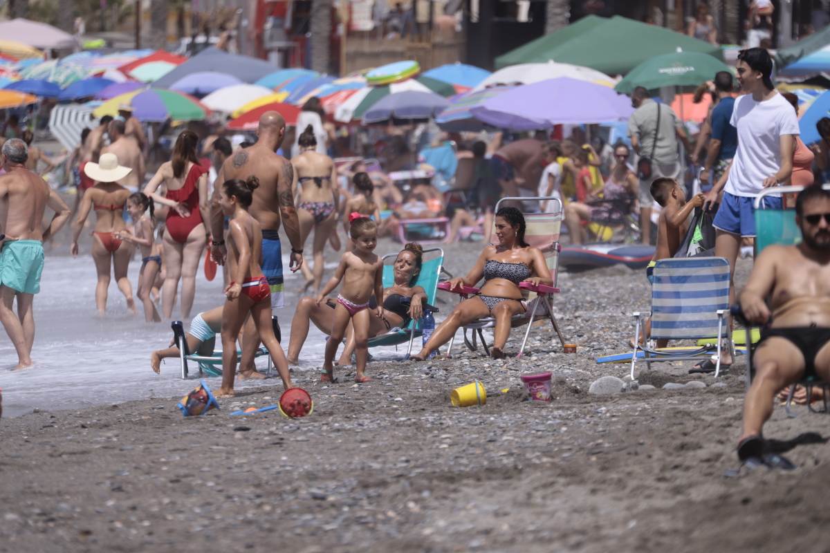 Fotos: Domingo de playa por todo lo alto en la Costa granadina
