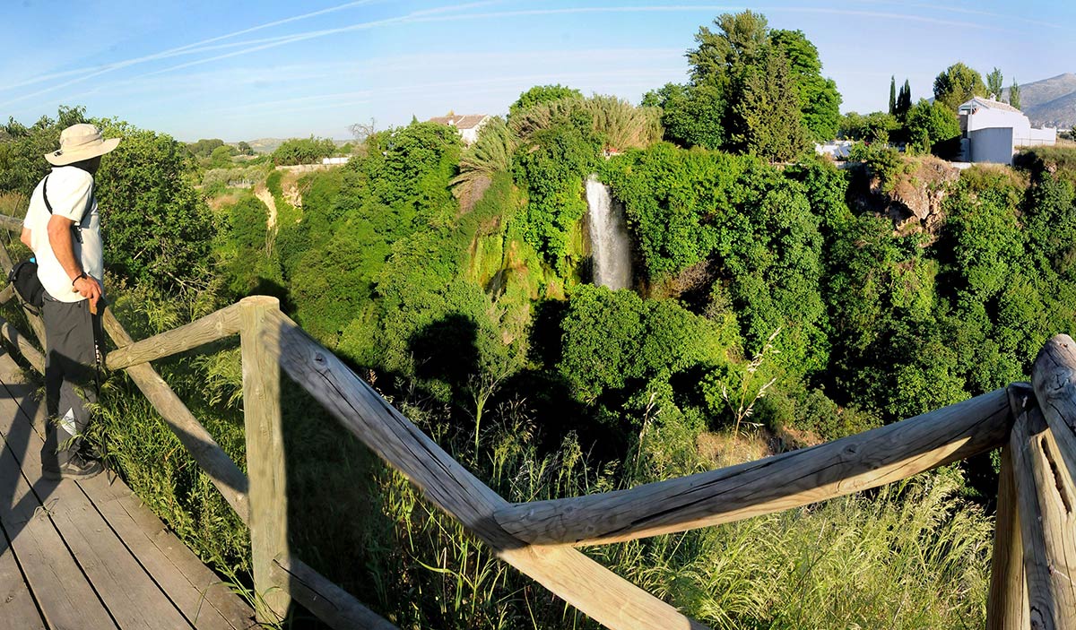 Infiernos de Loja. Conoce los parajes de la provincia de Granada que poseen la categoría de Monumento Natural, rutas y detalles para conocer 'malas tierras', cascadas, nacimientos, cuevas y hasta peñones en el mar, espacios únicos reconocidos y catalogados 