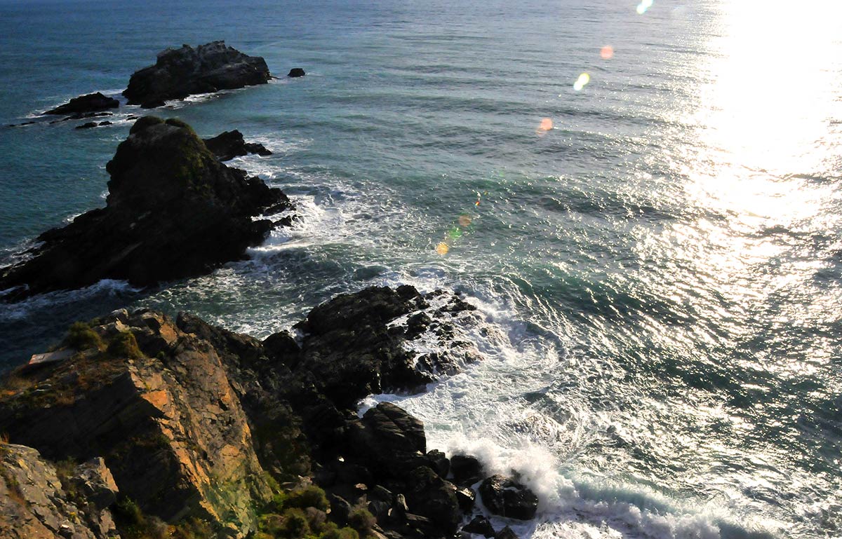 Peñones de San Critóbal, Almuñéar. Conoce los parajes de la provincia de Granada que poseen la categoría de Monumento Natural, rutas y detalles para conocer 'malas tierras', cascadas, nacimientos, cuevas y hasta peñones en el mar, espacios únicos reconocidos y catalogados 