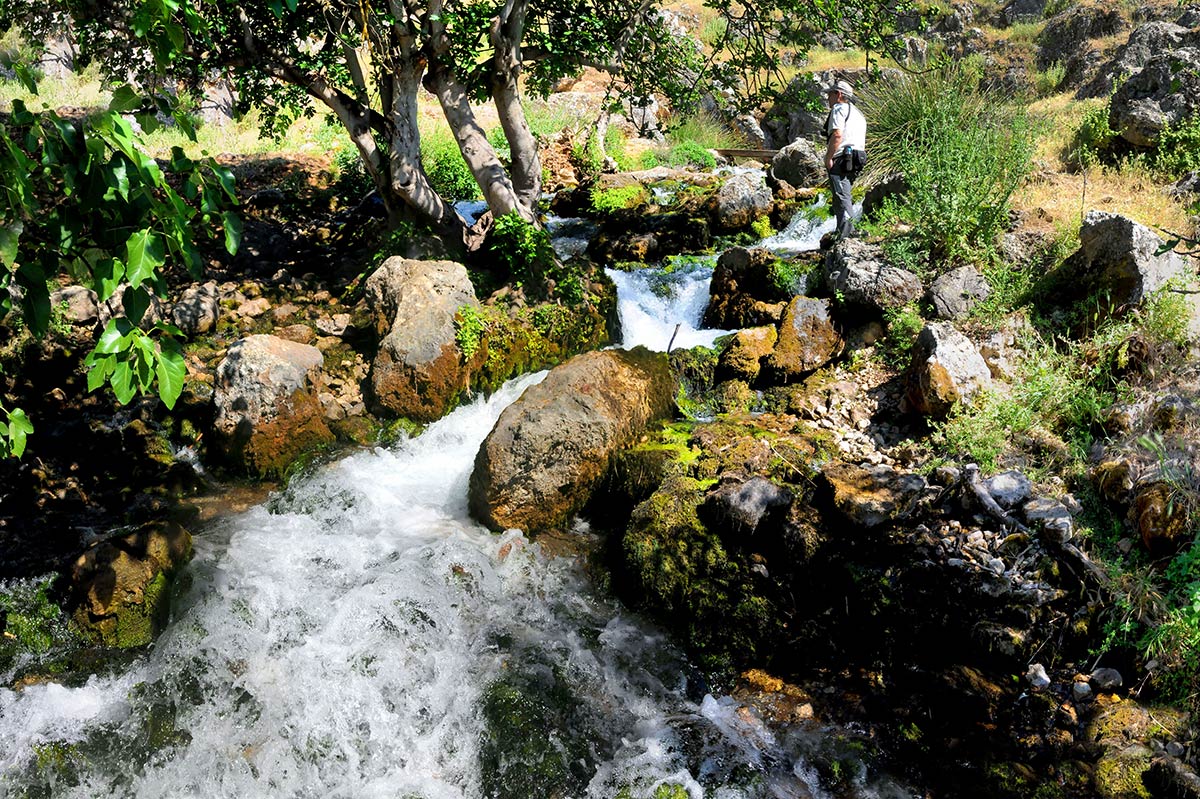 Nacimiento de Riofrío. Conoce los parajes de la provincia de Granada que poseen la categoría de Monumento Natural, rutas y detalles para conocer 'malas tierras', cascadas, nacimientos, cuevas y hasta peñones en el mar, espacios únicos reconocidos y catalogados 