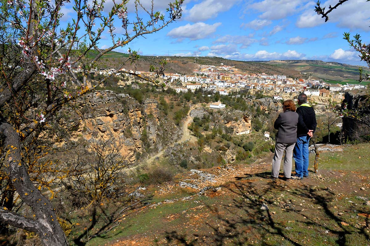 Tajos de Alhama. Conoce los parajes de la provincia de Granada que poseen la categoría de Monumento Natural, rutas y detalles para conocer 'malas tierras', cascadas, nacimientos, cuevas y hasta peñones en el mar, espacios únicos reconocidos y catalogados 