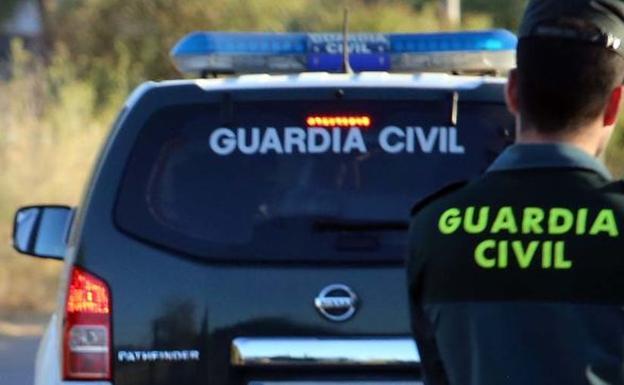 Suceso en Granada | Un guardia civil multa a un policía local que hablaba por el móvil al volante en un servicio