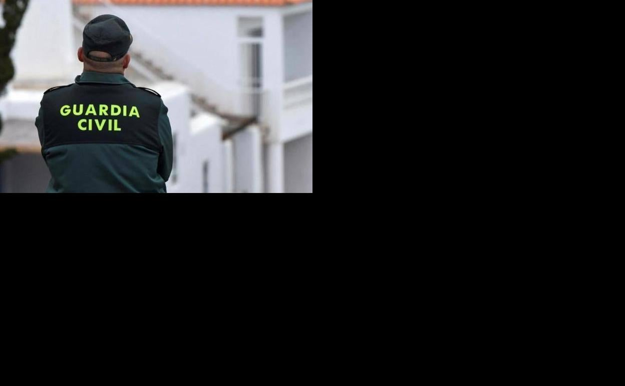 Detenido por exhibirse desnudo ante menores y amenazar con arma blanca en Chiclana de Segura