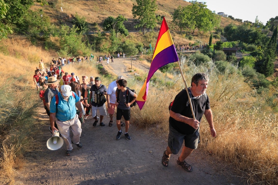 La Asociación granadina Verdad, Justicia y Reparación y el colectivo «Alfacar y Lorca, Romero y Luna» recuerdan este miércoles el 83 aniversario del asesinato de Federico García Lorca en un acto alternativo que pide proteger La Colonia y realizar «microcatas» para hallar los restos del autor de Yerma