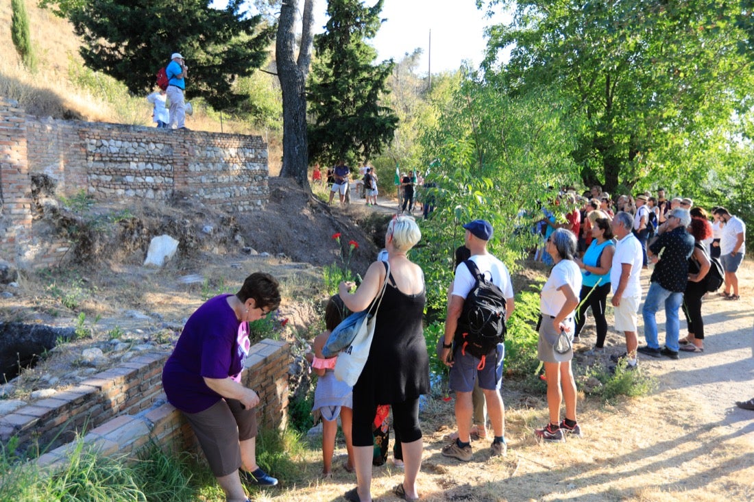 La Asociación granadina Verdad, Justicia y Reparación y el colectivo «Alfacar y Lorca, Romero y Luna» recuerdan este miércoles el 83 aniversario del asesinato de Federico García Lorca en un acto alternativo que pide proteger La Colonia y realizar «microcatas» para hallar los restos del autor de Yerma