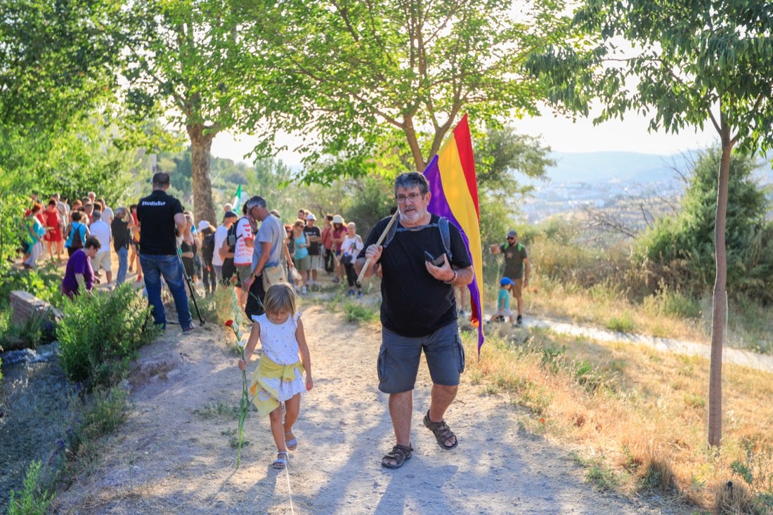La Asociación granadina Verdad, Justicia y Reparación y el colectivo «Alfacar y Lorca, Romero y Luna» recuerdan este miércoles el 83 aniversario del asesinato de Federico García Lorca en un acto alternativo que pide proteger La Colonia y realizar «microcatas» para hallar los restos del autor de Yerma