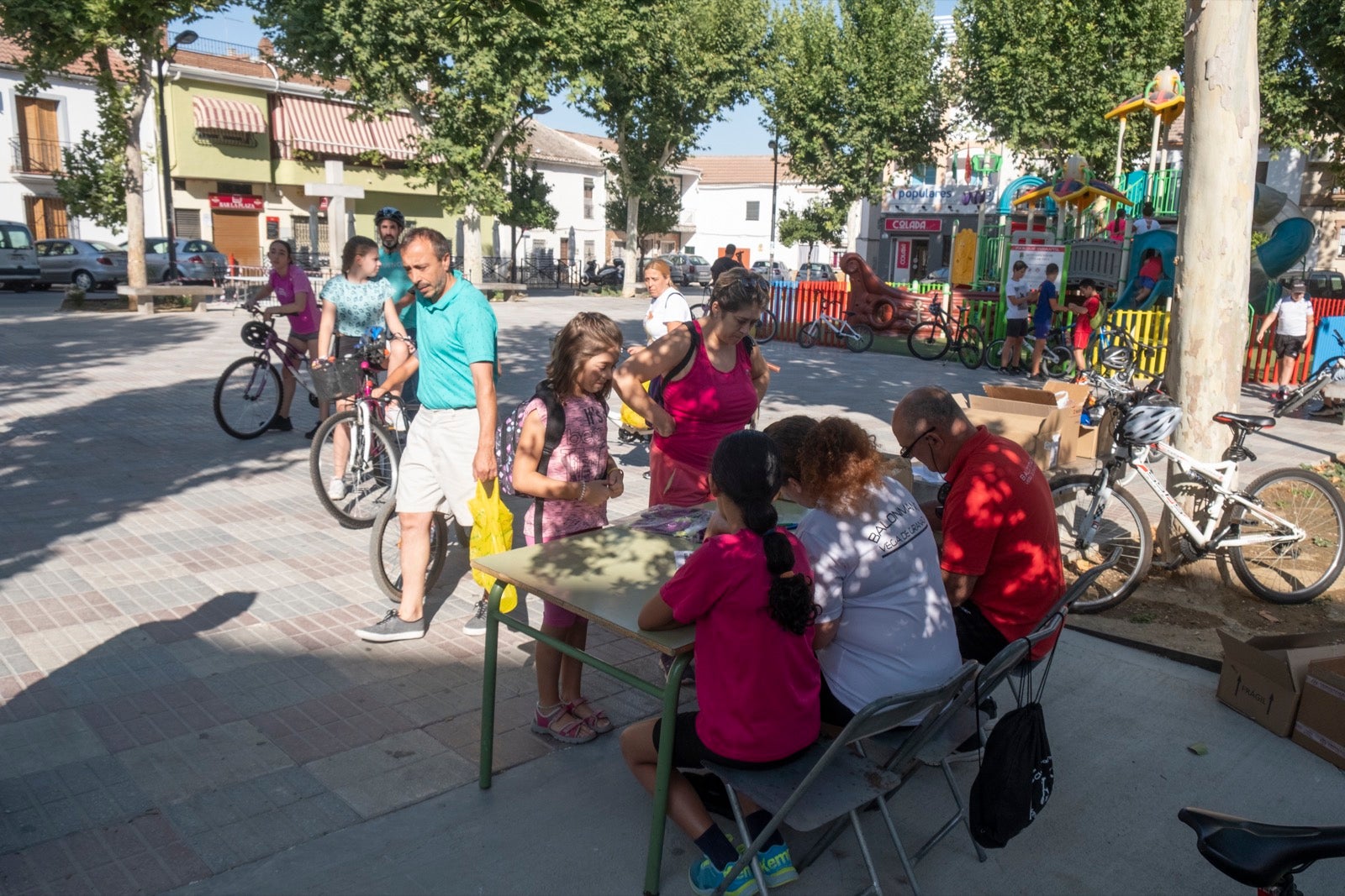 Decenas de personas de todas las edades participan en la XXVII edición del Día de la Bicicleta en Cúllar Vega