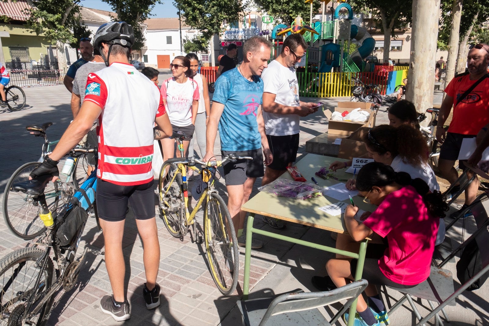 Decenas de personas de todas las edades participan en la XXVII edición del Día de la Bicicleta en Cúllar Vega