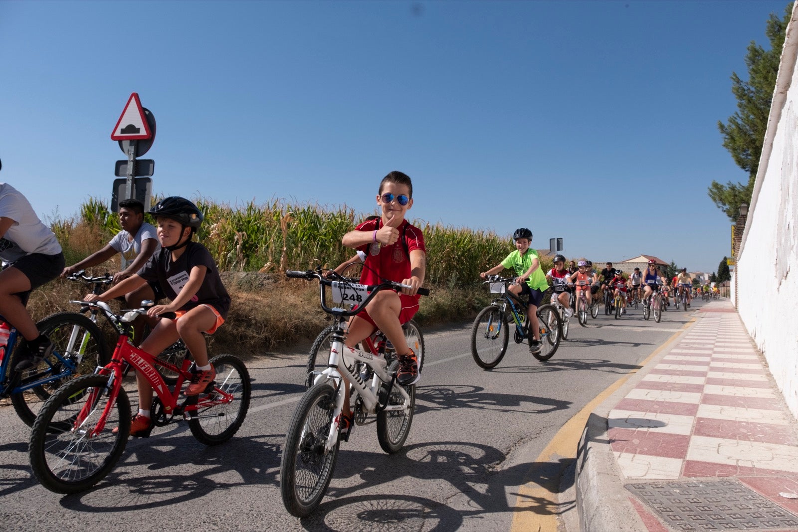 Decenas de personas de todas las edades participan en la XXVII edición del Día de la Bicicleta en Cúllar Vega