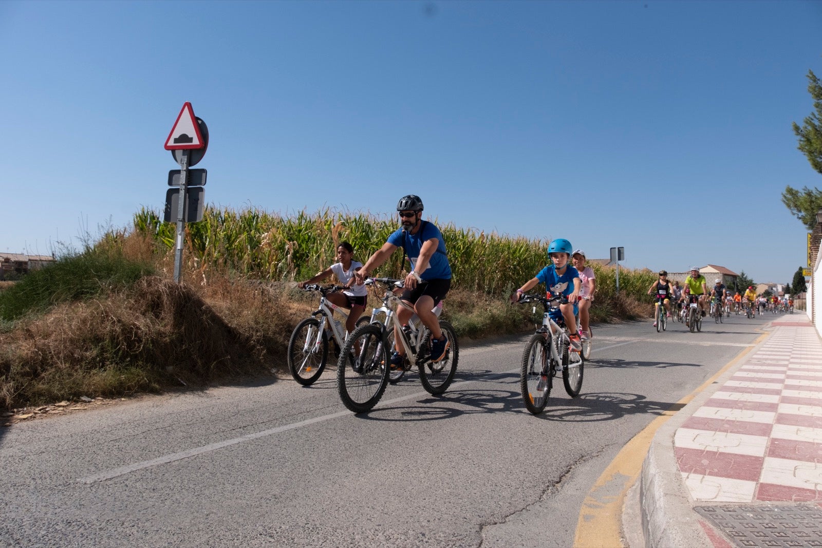 Decenas de personas de todas las edades participan en la XXVII edición del Día de la Bicicleta en Cúllar Vega