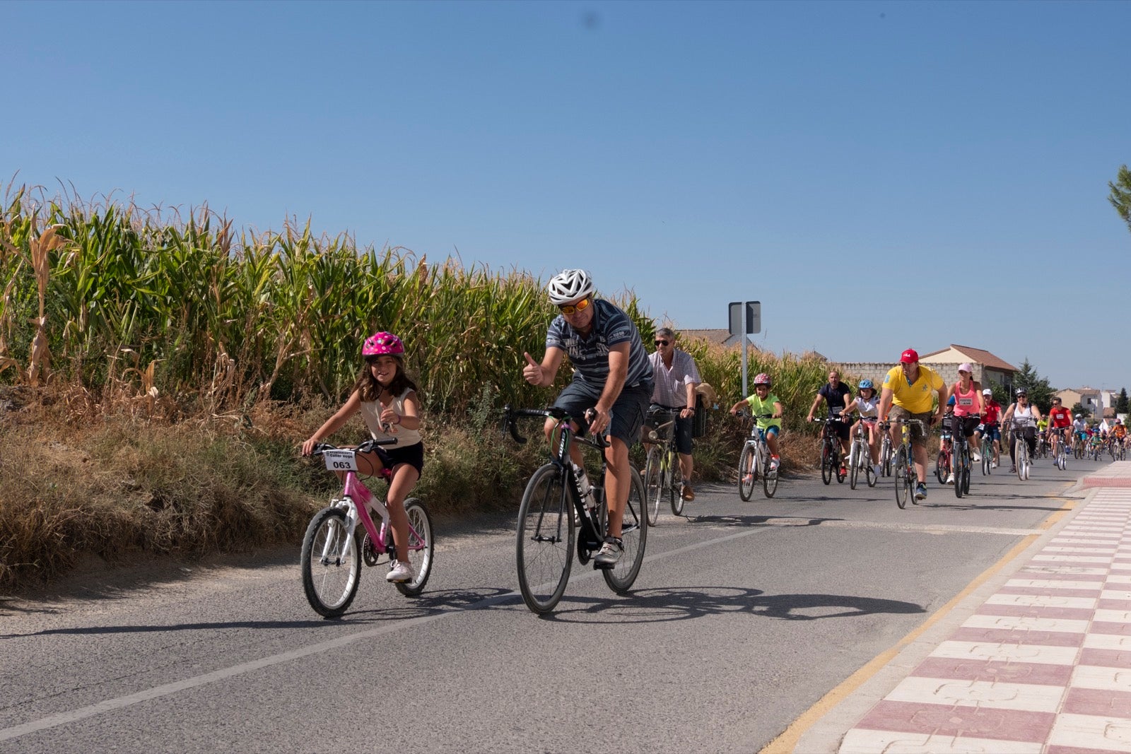 Decenas de personas de todas las edades participan en la XXVII edición del Día de la Bicicleta en Cúllar Vega