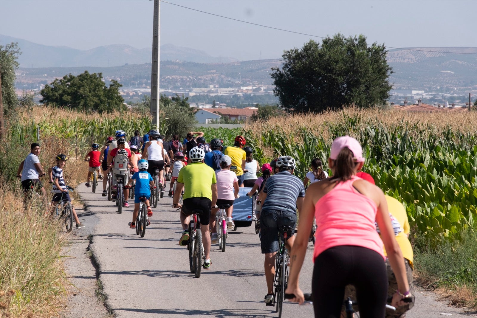 Decenas de personas de todas las edades participan en la XXVII edición del Día de la Bicicleta en Cúllar Vega