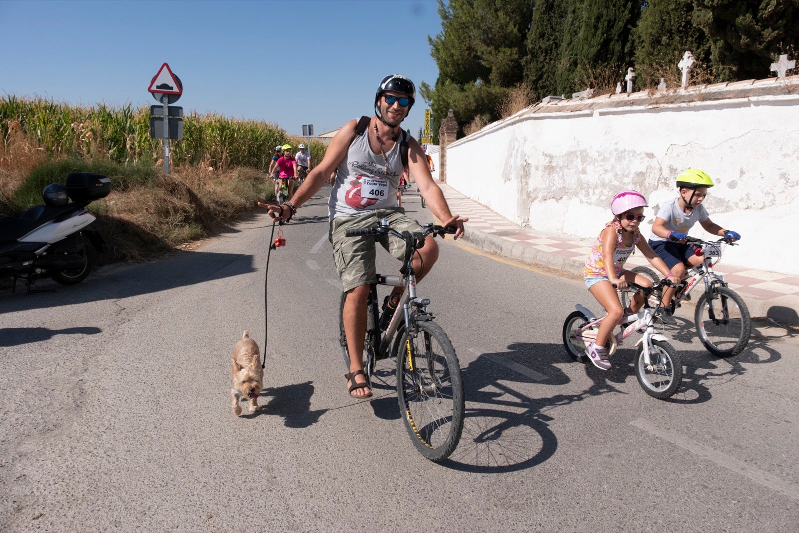 Decenas de personas de todas las edades participan en la XXVII edición del Día de la Bicicleta en Cúllar Vega